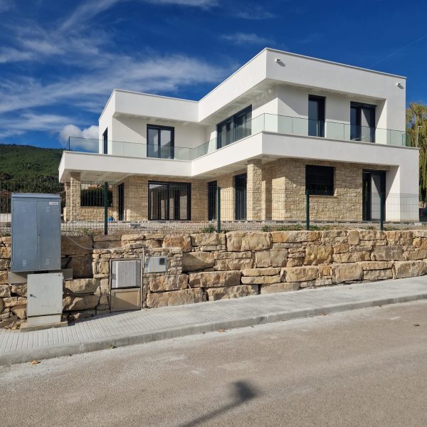 42ab352a-71c5-48e6-9702-5a132b4df0ad